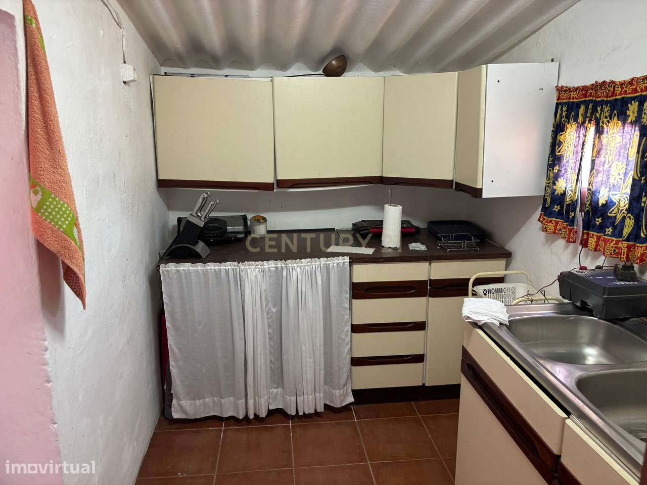 Quintinha com Moradia T2 + Armazém | 2ha vedados | Rio | Fruteiras | A-8