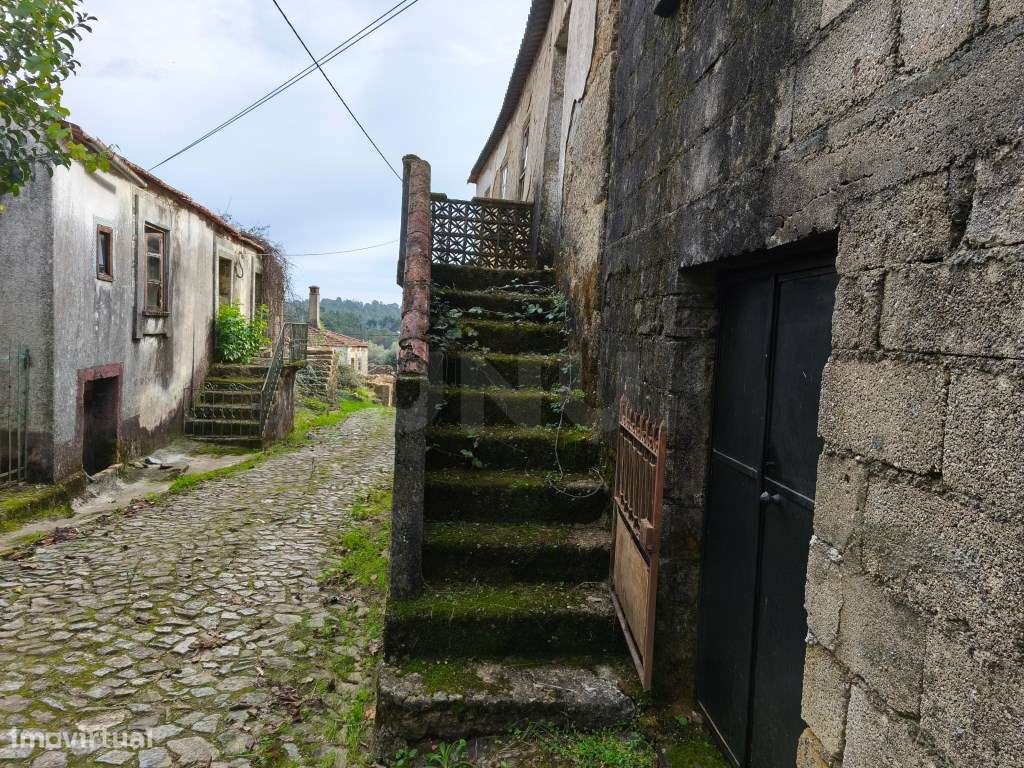 Casa antiga, em pedra, para recuperar.-9