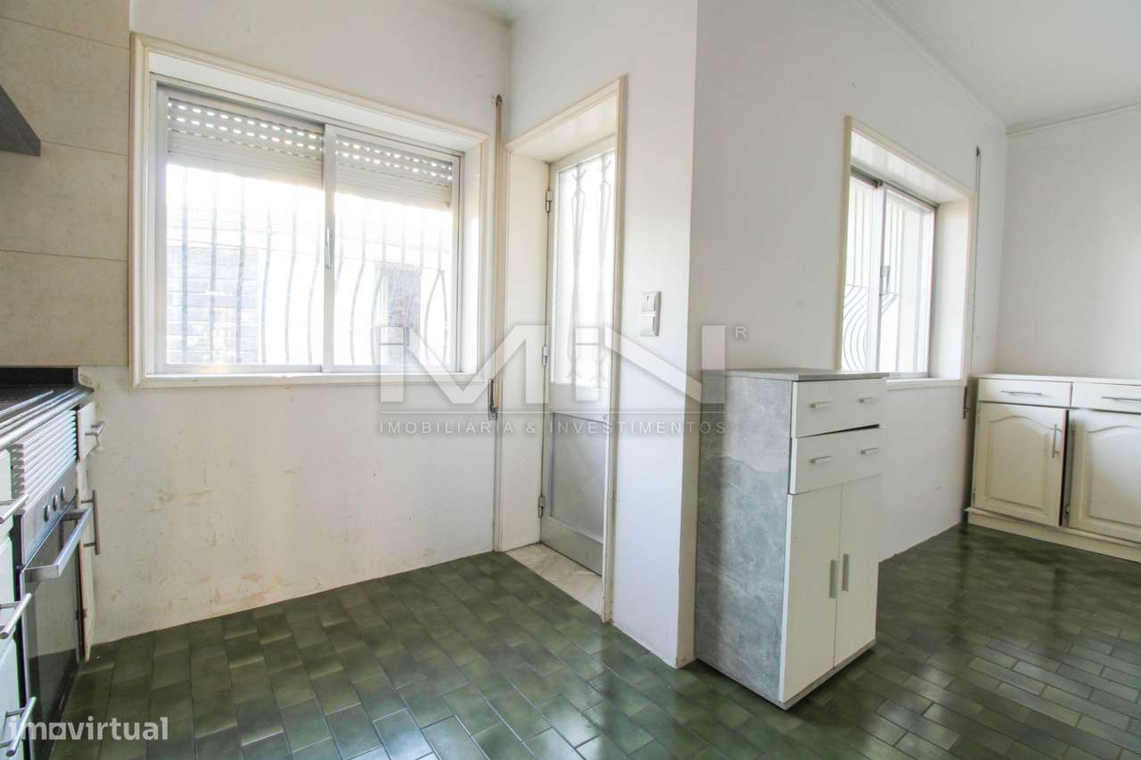 Moradia de 3 Frentes com Vista Panorâmica no Coração de Gondomar-11