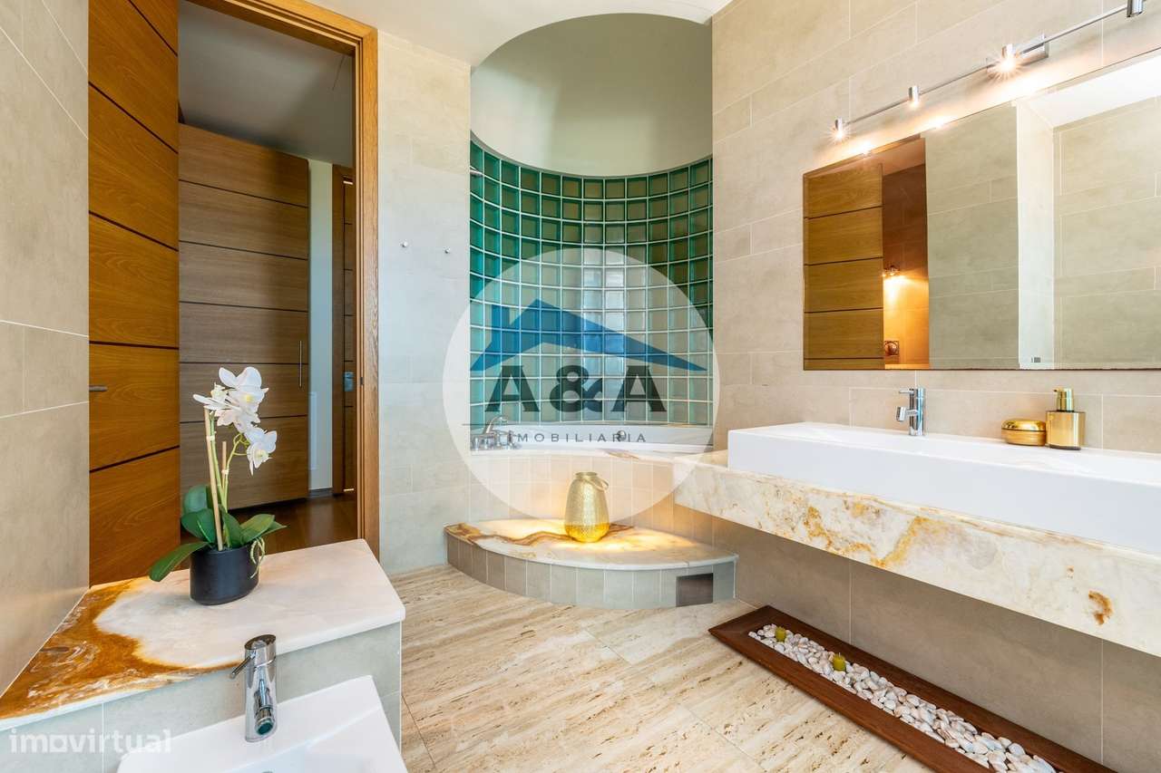 Exclusiva Propriedade de Luxo com Áreas Generosas e Próxima das Praias-42