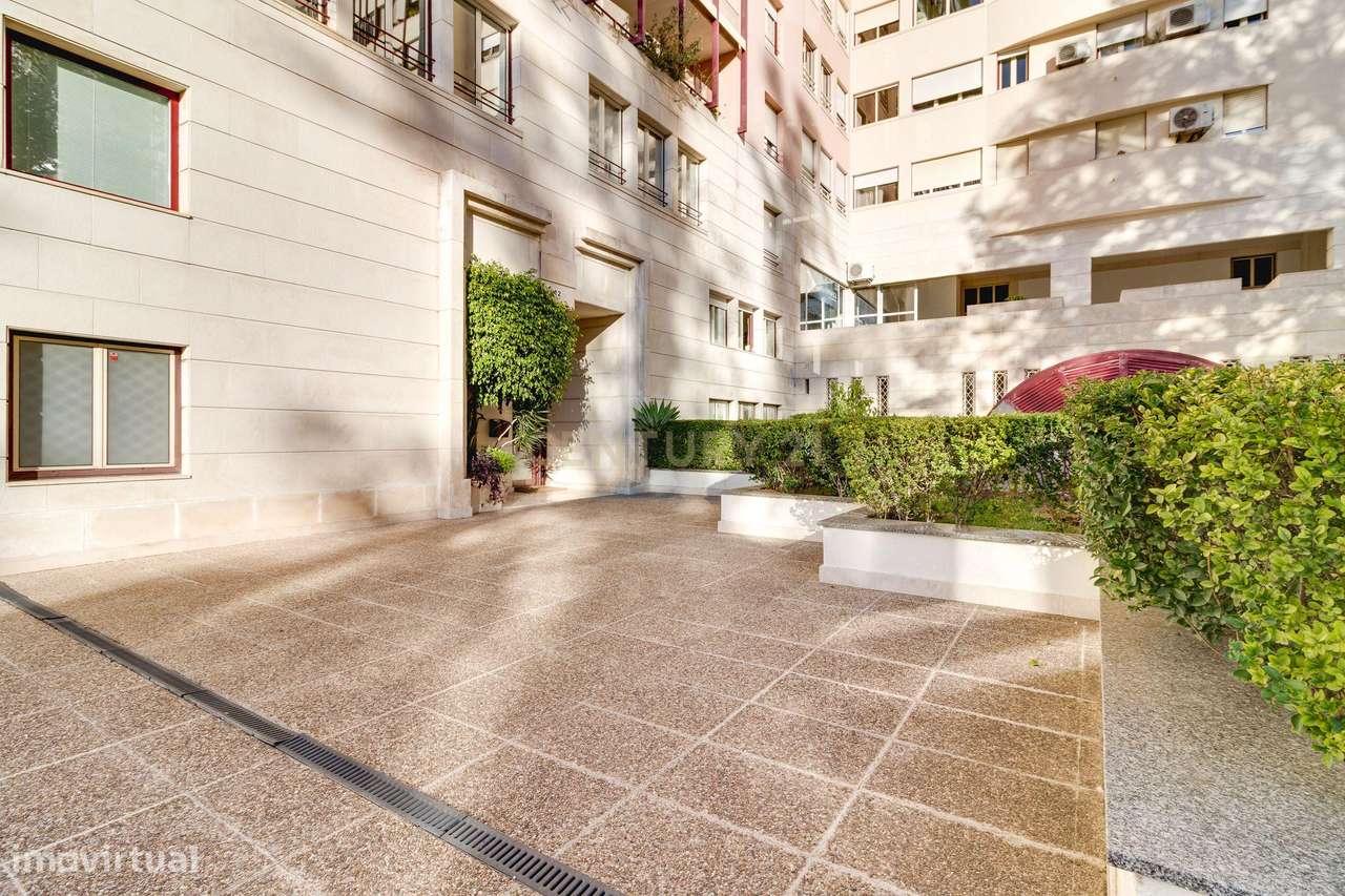 Fantástico T5 Quinta das Conchas frente ao metro-41