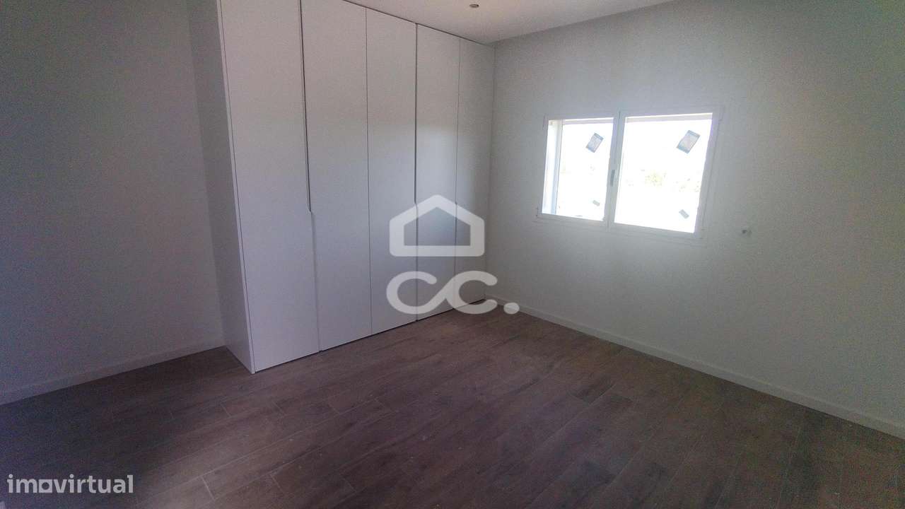 Moradia de rés do chão e 1º andar, em lote de terreno individual em zo-7