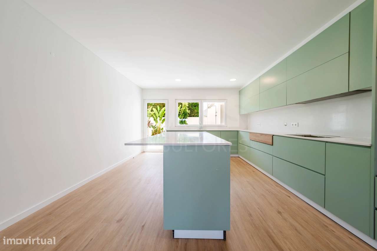 Moradia T3+2 Moderna com Vista Mar e Terraço Panorâmico-14