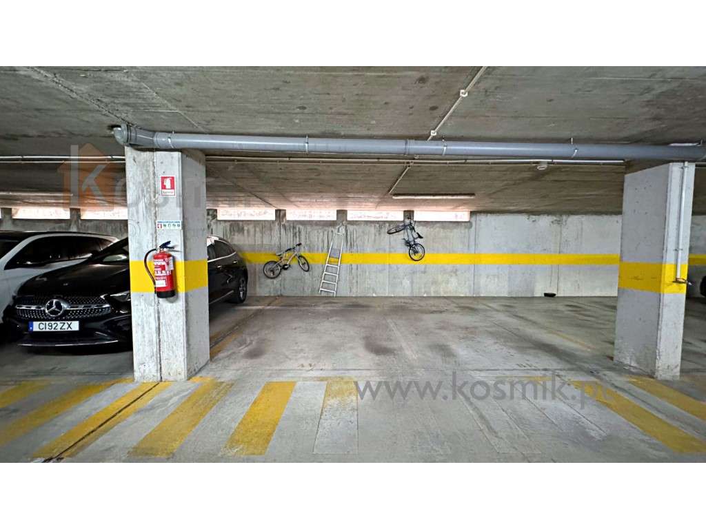 T2 Condomínio fechado . 2xGaragem - Varanda - Vistas - Cozinha equi...-10