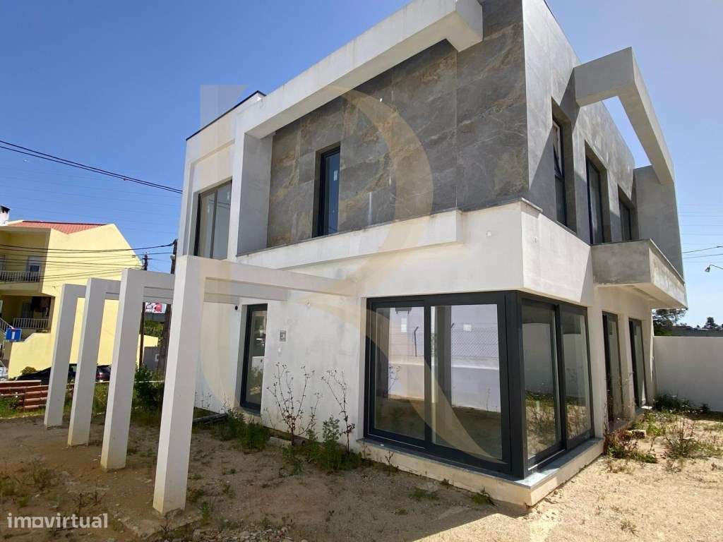 Moradia isolada T4 por terminar na Charneca da Caparica-21