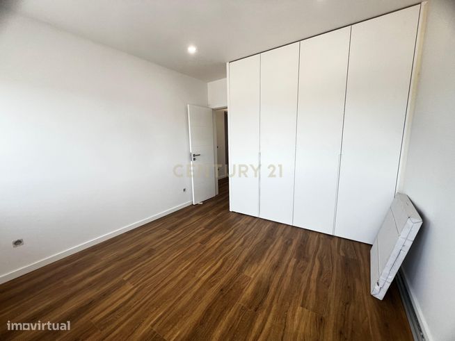 T2 com 90m² | Totalmente Remodelado com Acabamentos de Luxo – Sacavém-7