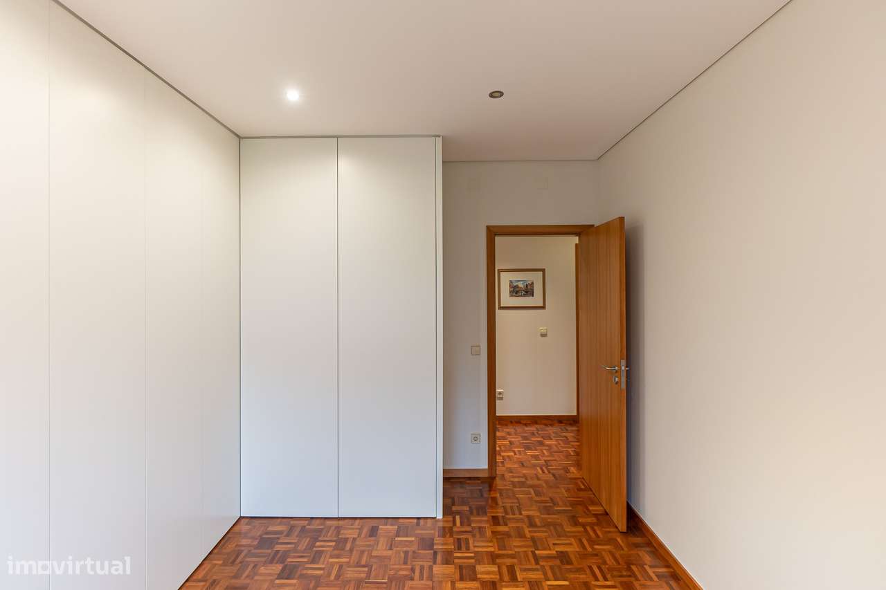 Moradia T3+1 Renovada com Vista Mar em Esmoriz-12