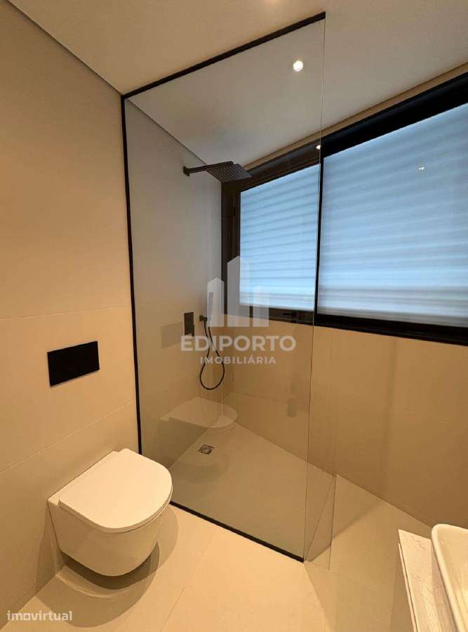 Elegante T2 com Varanda e Design de Autor – 1.º Andar – S. Cosme, Gond-6