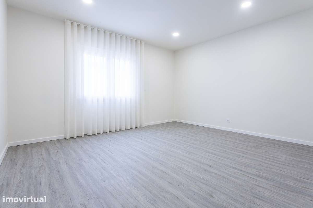 Arrenda - T2 com varanda - totalmente remodelado - Campolide - Grande imagem: 3/14