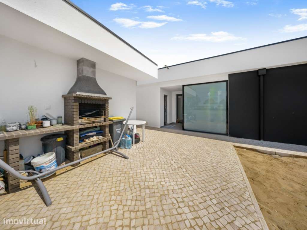 Moradia T3 Isolada com Piscina-33