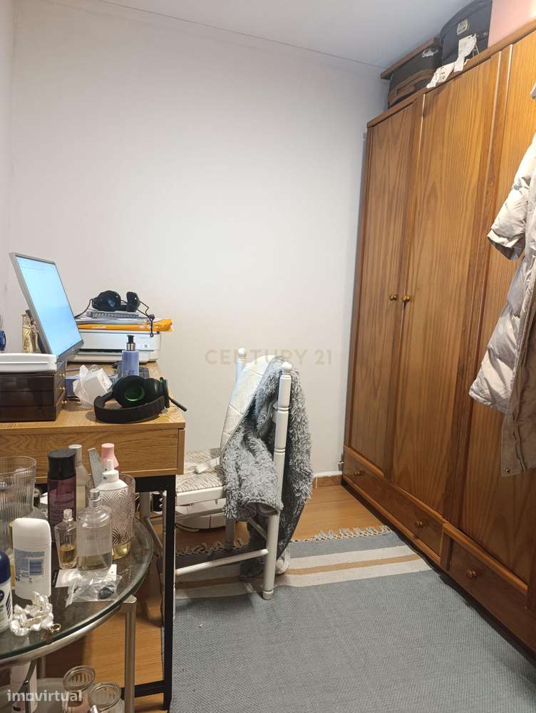 Casa T2 em Almada com 2 casas de banho e boa exposição solar-13