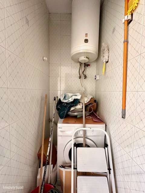 T1 de duas frentes com 82 m2 próximo do apeadeiro de Miramar e praia.. - Grande imagem: 5/28