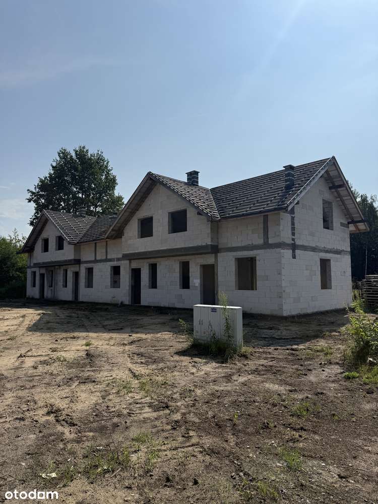 Dom szeregowy z dwoma miejscami parkingowymi