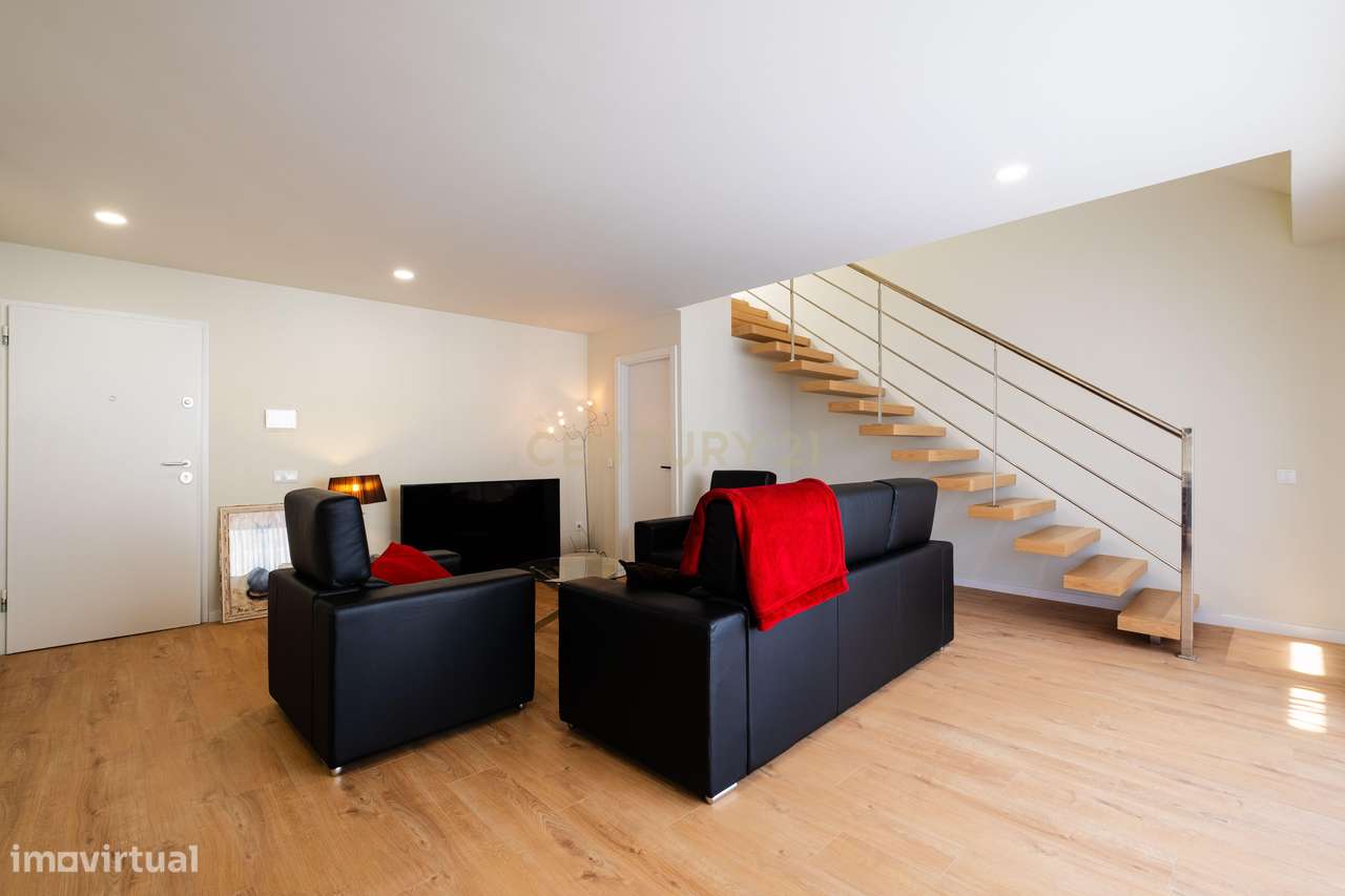 Apartamento T3 Duplex na Senhora Da Hora com Varandas e Estacionamento - Grande imagem: 4/57