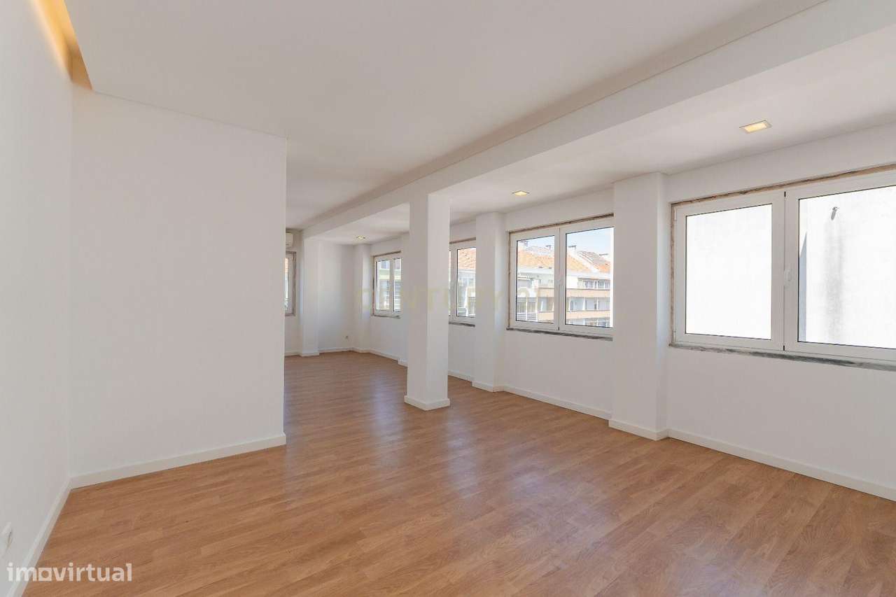 T1+2 Duplex com Grandes Áreas e Acabamentos Contemporâneos - Grande imagem: 2/33