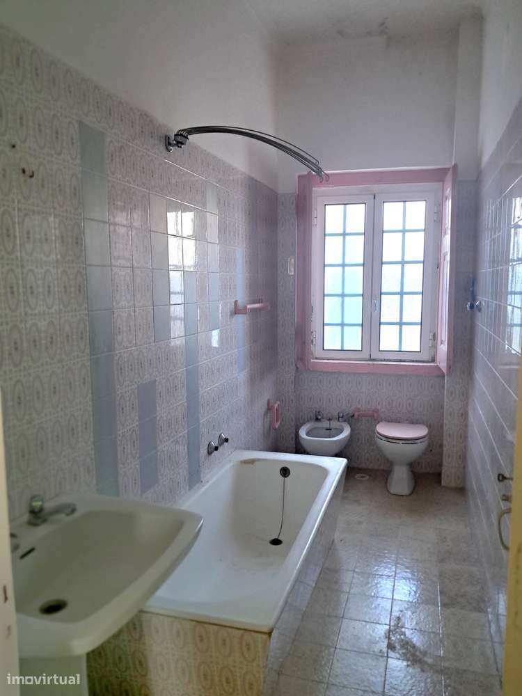 2 MORADIAS Independentes T6 e T1 com , Garagem, Jardim, Terreno ,Adega-7