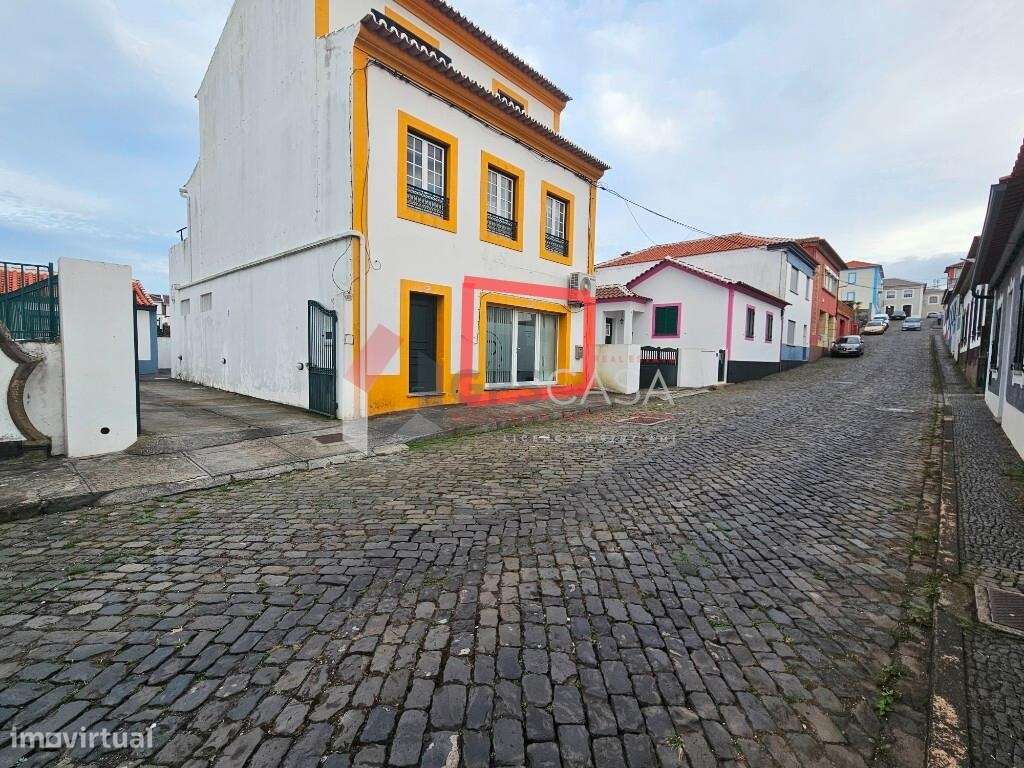 Espaço comercial localizado no centro da Praia da Vitória. - Grande imagem: 4/15