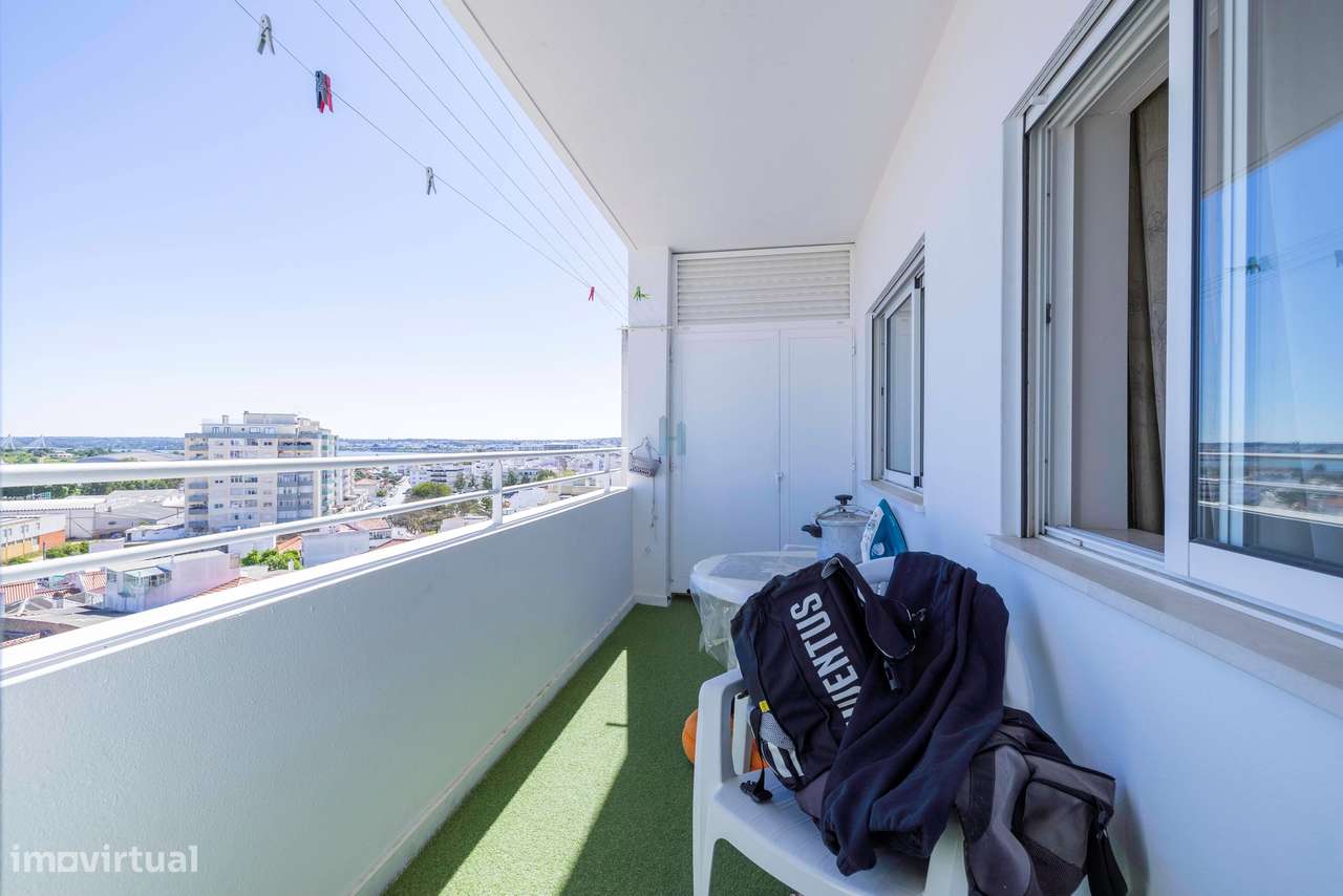 Apartamento T2 com Terraço e Sótão em Portimão-9