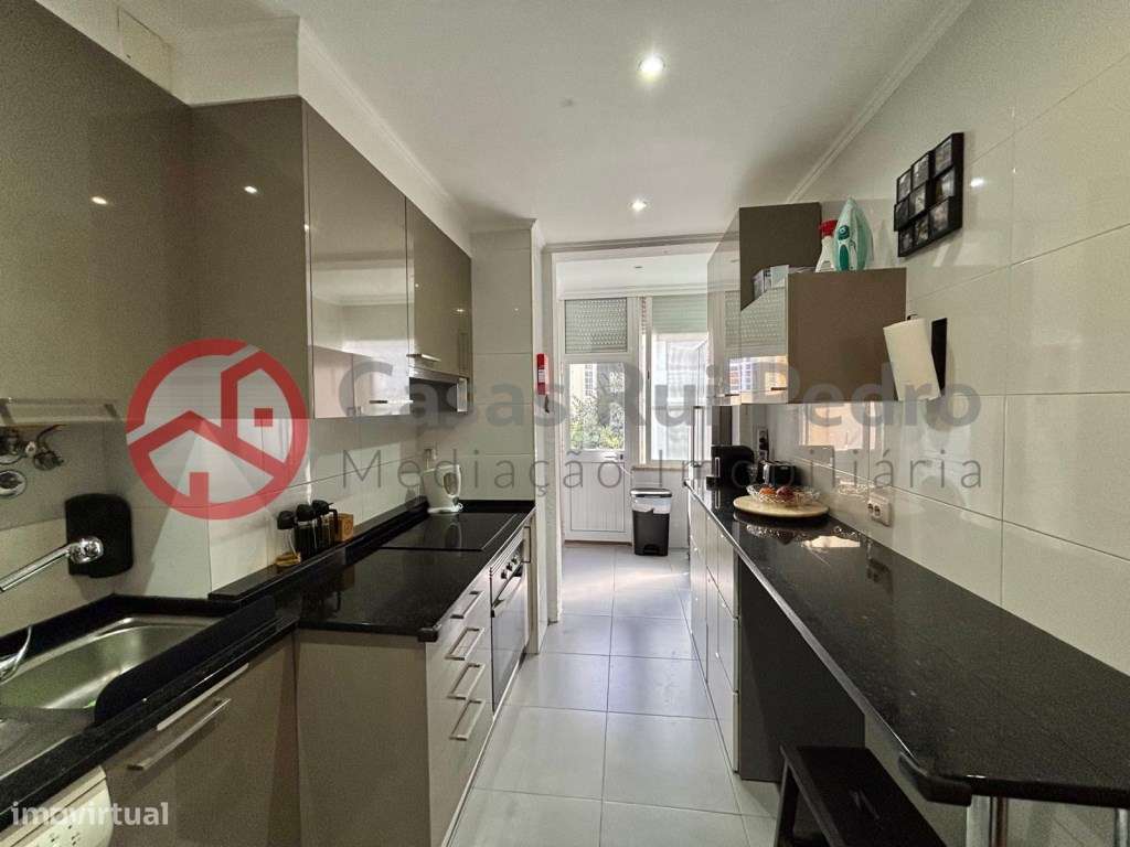 Apartamento Duplex T4 remodelado, perto da Fundação Calouste Gulben... - Grande imagem: 4/37