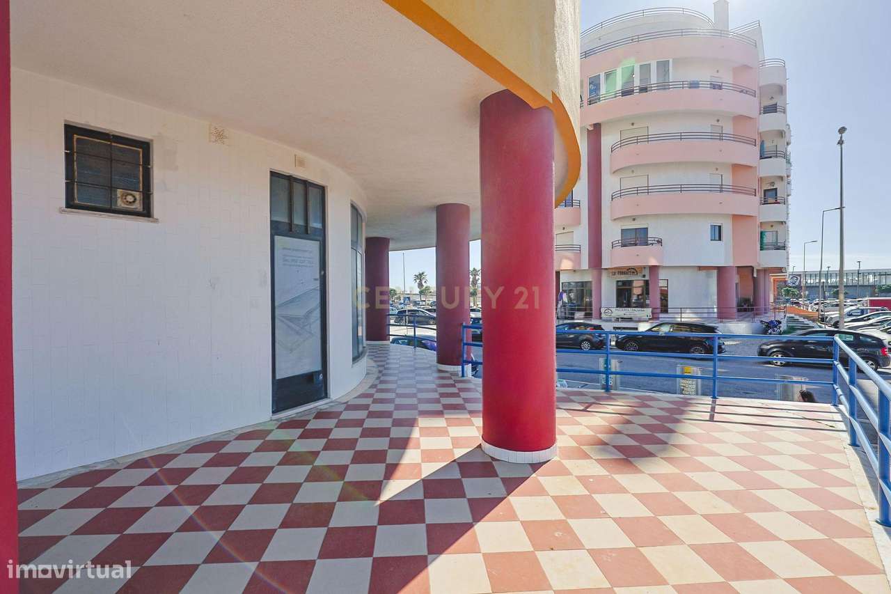 Espaço comercial à venda em zona premium com várias montras, junto à p-6