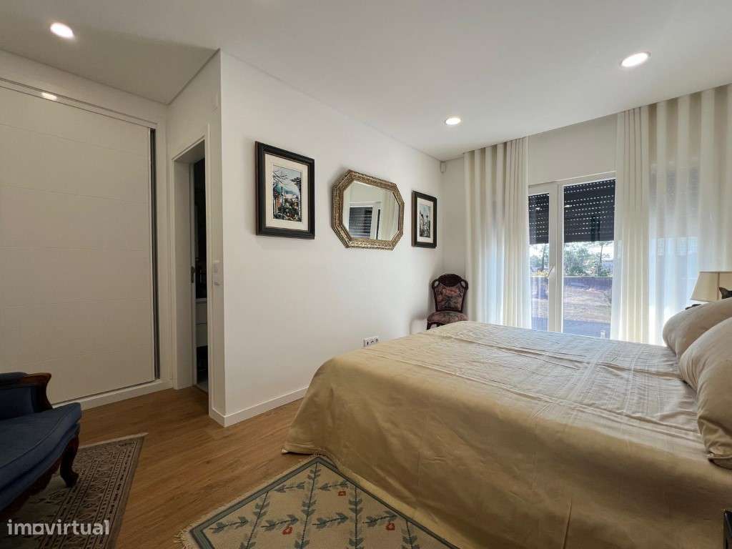 Moradia Isolada T4 Com piscina-16