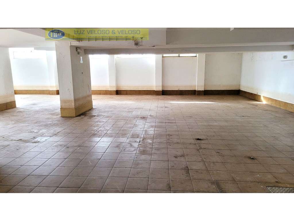 Loja de 38,27 m2 com cave de 300,00 m2. Alto do Seixalinho, Barreiro.-23