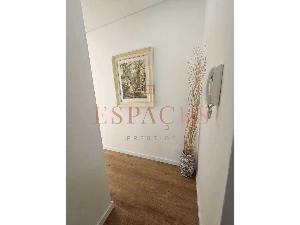 Apartamento T2 com Terraço no Coração do Centro Histórico-10