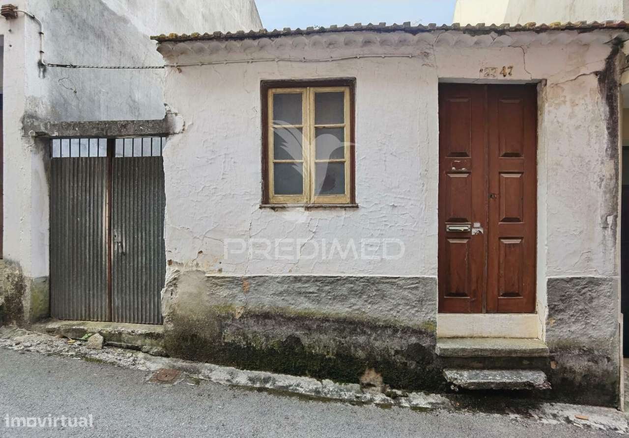 Moradia T2 Para Restaurar Com Terreno Amiais De Baixo
