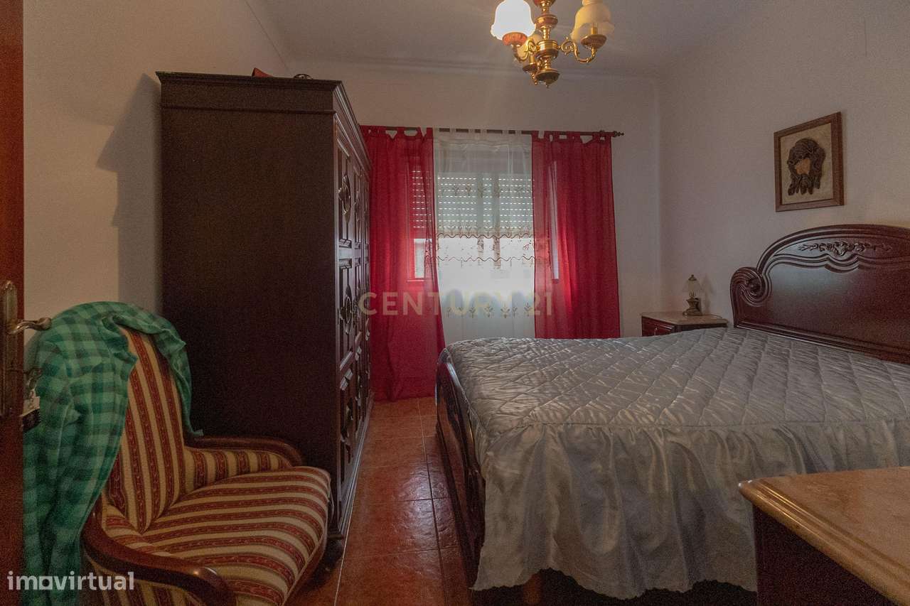 Moradia T3 com quintal, garagem e anexos no centro de Ervidel-11