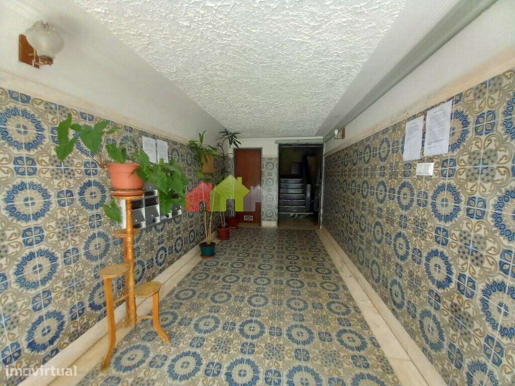 Apartamento T2 Renovado na Camarinha em Setúbal-14