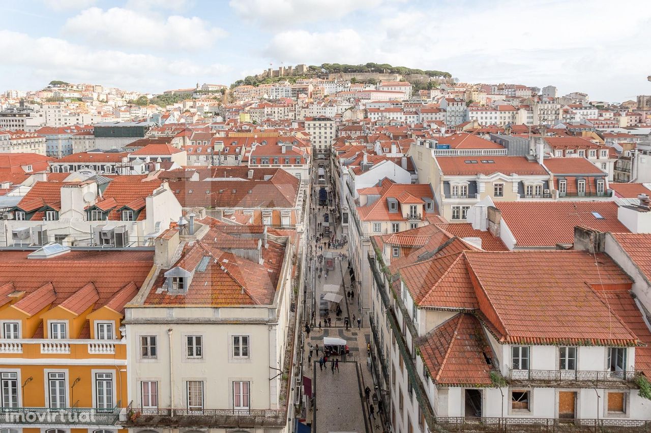 Apartamento T1+1 na Rua do Carmo em Lisboa , no coração da cidade.