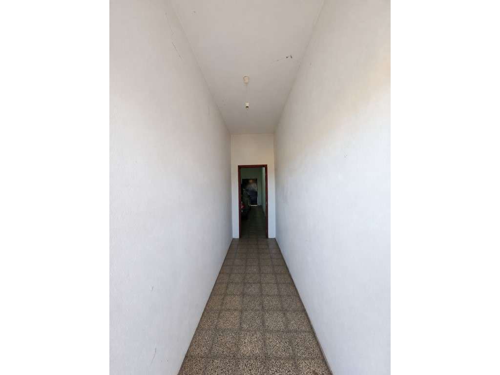 Moradia com 232 m², terreno de 630 m², piso inferior ao nível do ja...-26
