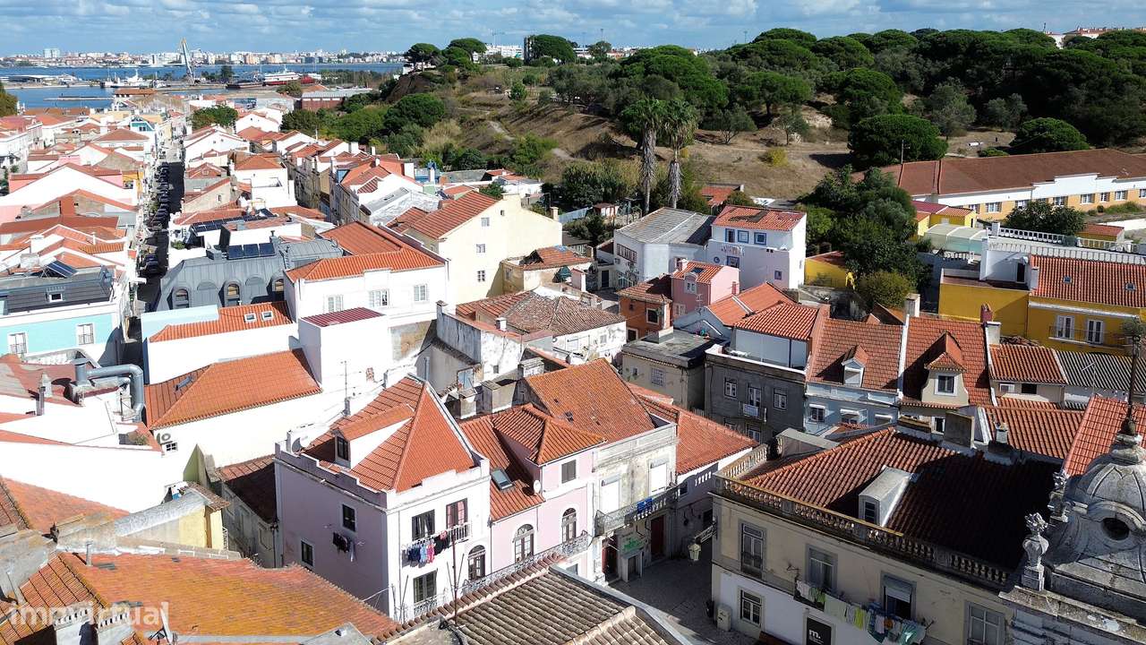 Prédio para recuperação na Zona histórica do Seixal, junto à zona ribe-12