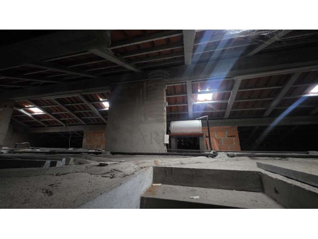 **Moradia de 4 frentes em Arcozelo - Oportunidade Única! **-11