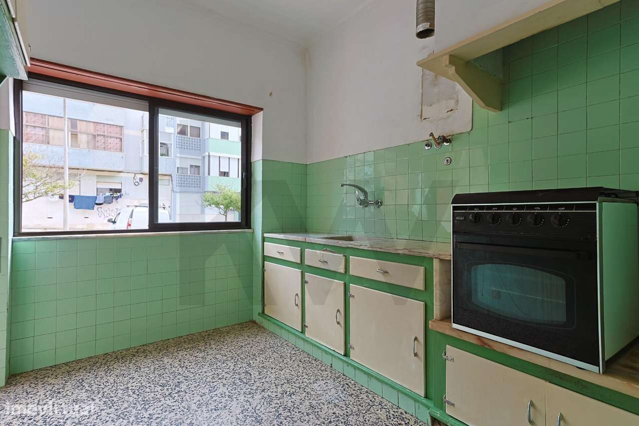 Apartamento T2 para Recuperar – Rua Júlia Franco, Barreiro! - Grande imagem: 2/18