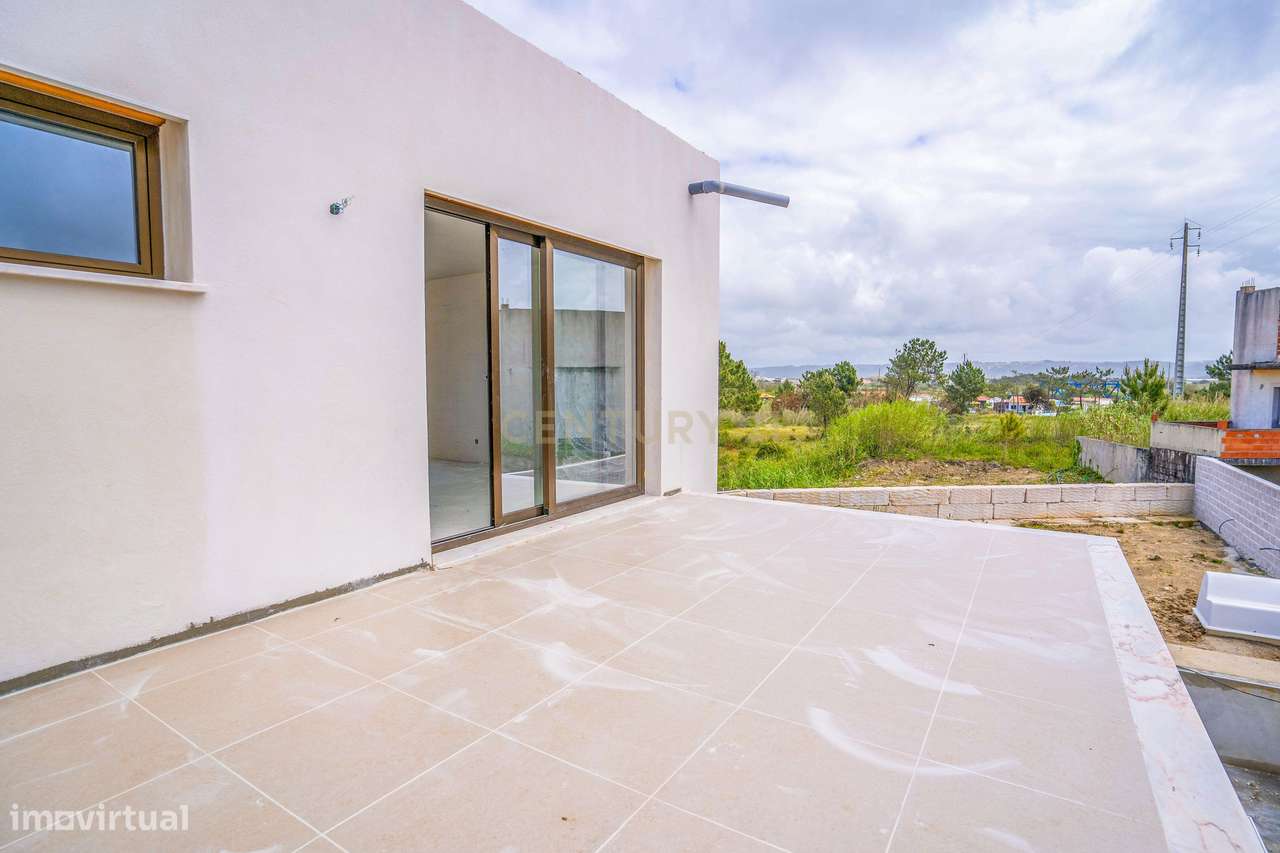 Moradia T3 com Piscina e Jardim em Salir do Porto-31