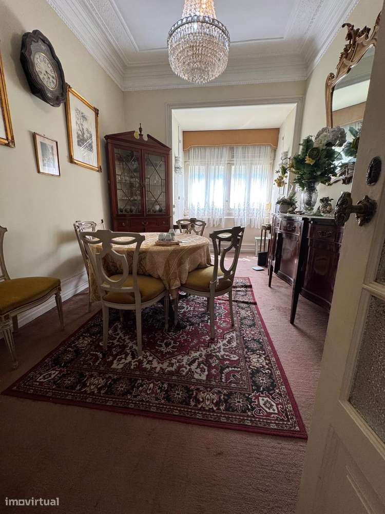 Charmoso Apartamento Familiar de Época com Excelente Potencial-3