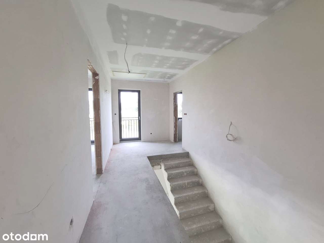 Przestronny dom z garażem i tarasem w spokojnej okolicy-11