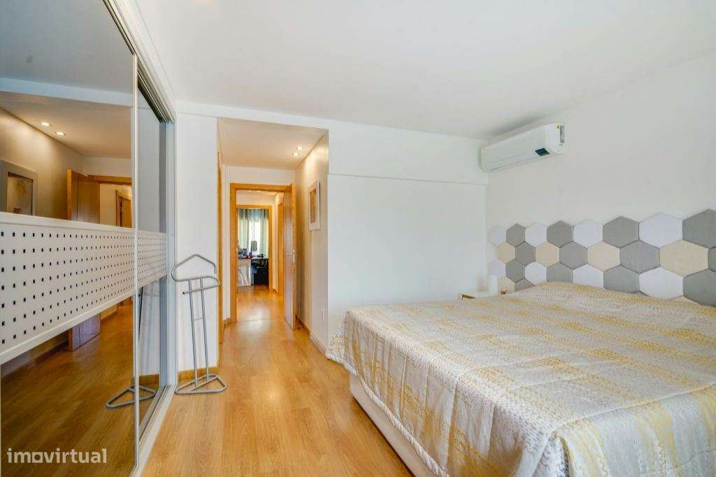 T4 de Luxo remodelado com 225 m², 2 Parqueamentos e Excelente Local...-13