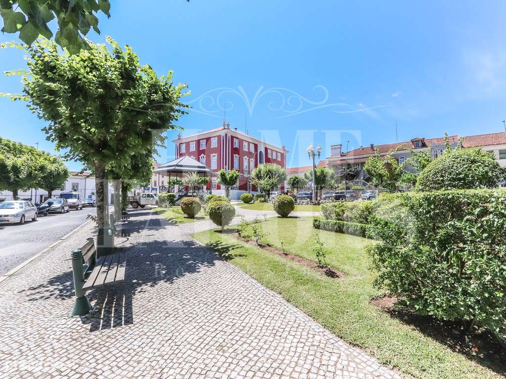 Solar situado no centro de Figueiró dos vinhos, na Praça do Município. - Grande imagem: 5/60