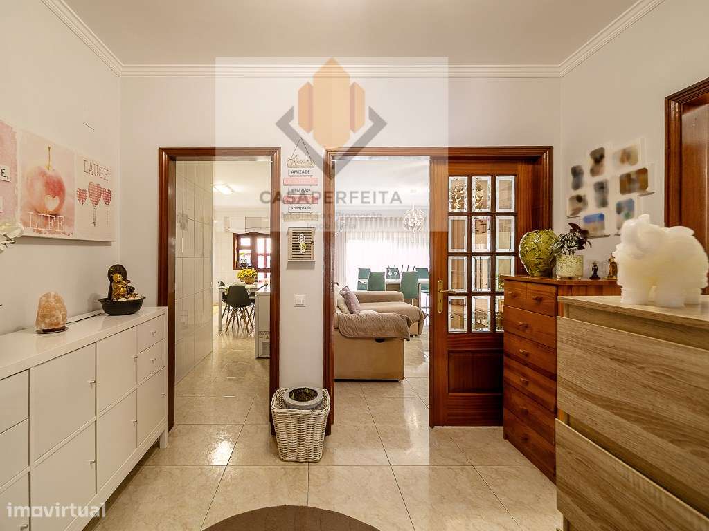 Deslumbrante T2 de 2 Frentes com Varandas e Box - Canelas-17