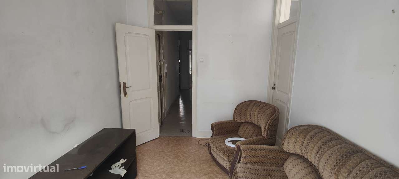 Apartamento T3 com varanda em Avenidas Novas, para remodelação total.-10