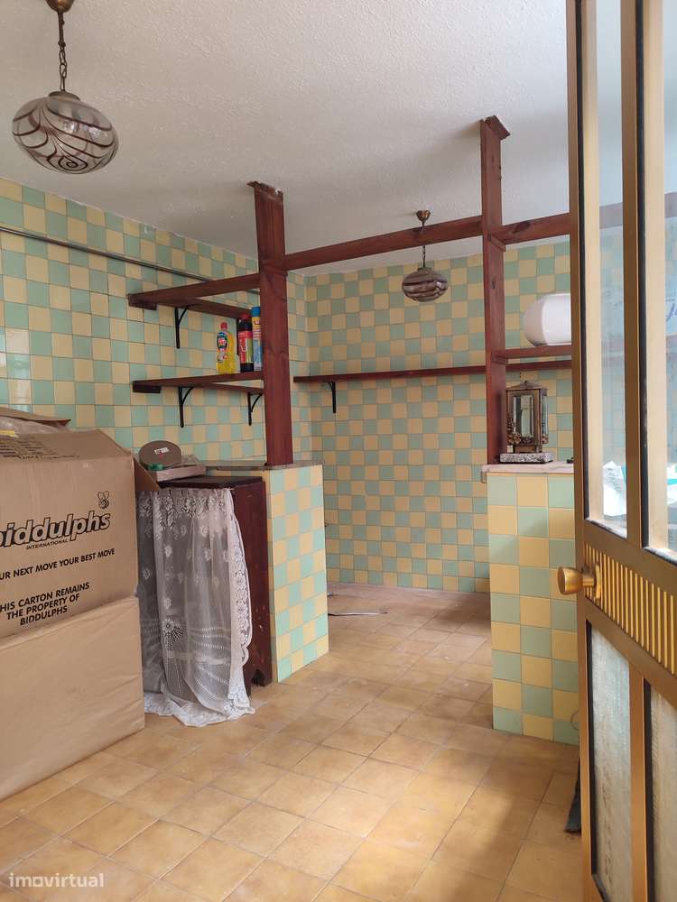 Moradia térrea com 4 frentes, garagem, anexos, jardim e bons acessos-45