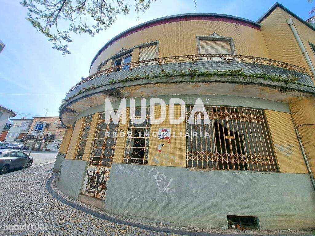 Vendem-se 2 prédios para recuperar, localizados numa das melhores aven - Grande imagem: 5/13