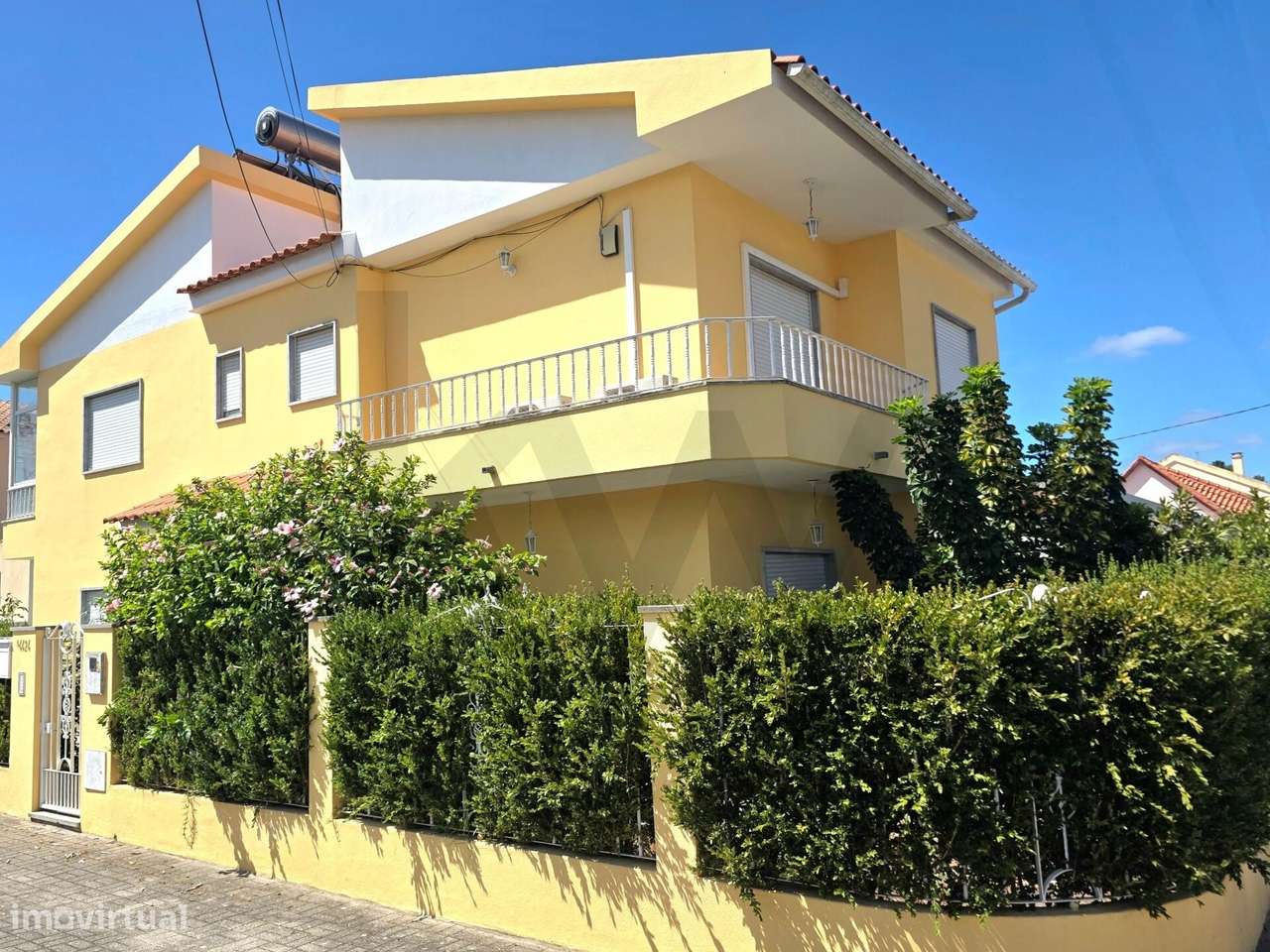 Moradia com 4 quartos, espaço exterior e garagem cheia de luminosidade - Grande imagem: 2/52