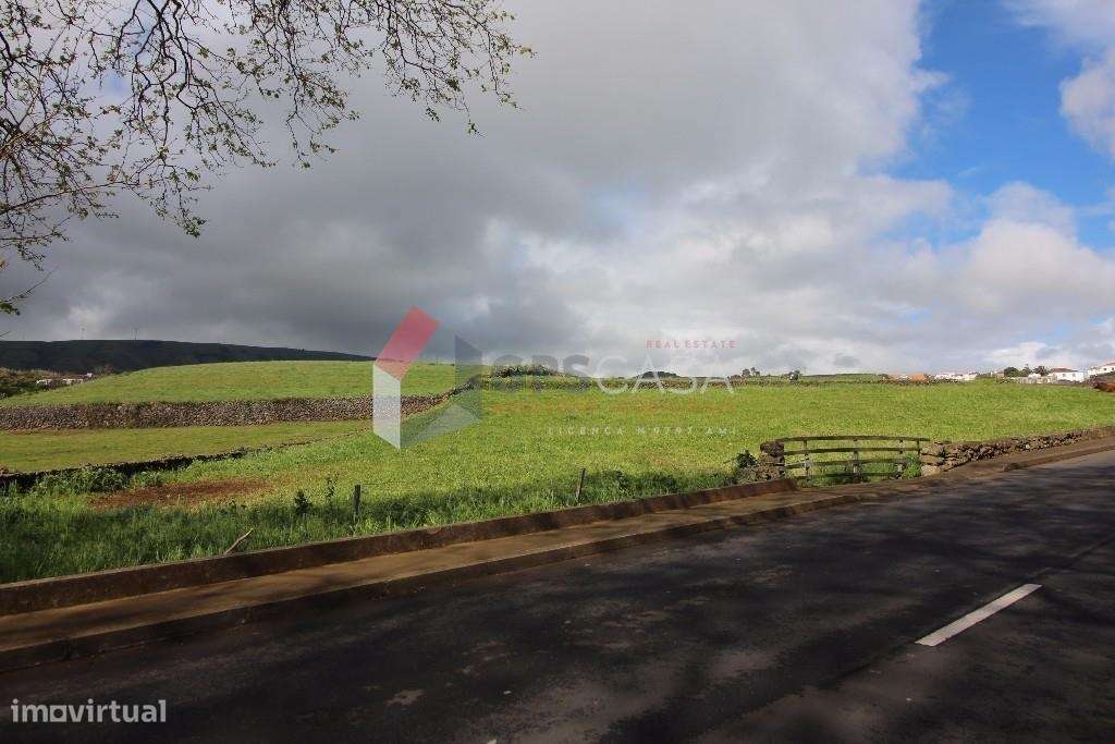 Terreno de 7.929 m2 no coração da Praia da Vitória - Grande imagem: 3/16