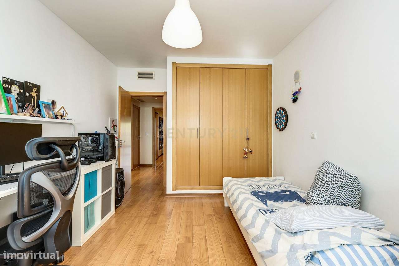 Apartamento T3 com vista panorâmica sobre o Jamor em condomínio fechad-17