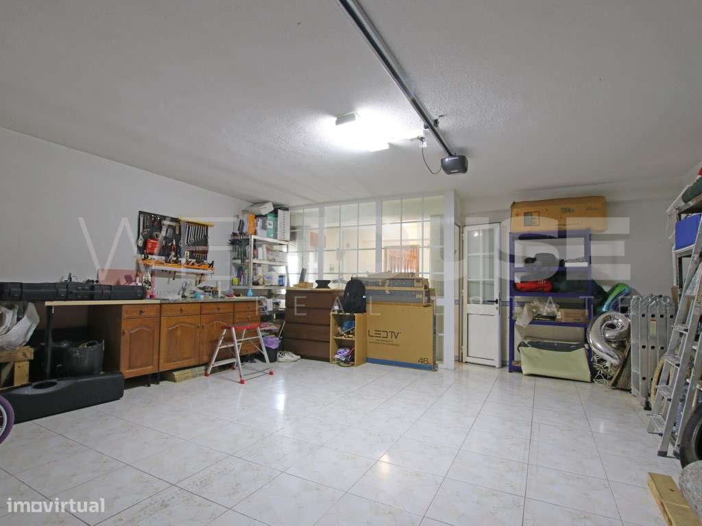 Oásis Urbano: Moradia T3 com Piscina e Potencial para T1 Independente-40
