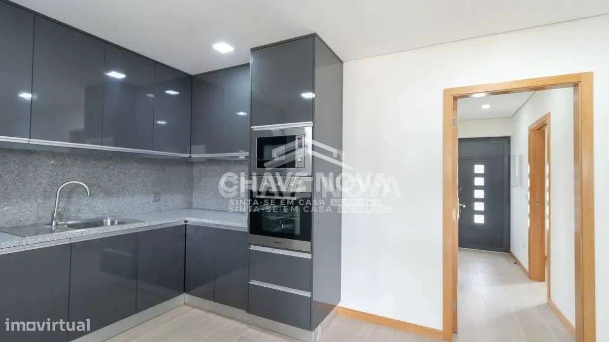 Moradia Bi-familiar Arrifana S. M. da Feira - Grande imagem: 2/28