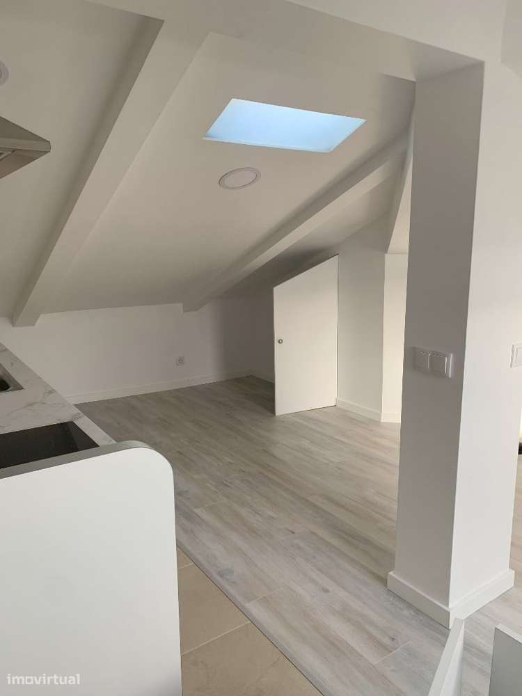 Aluga-se T0 (Sotão), Santa Clara, Coimbra - Grande imagem: 5/6
